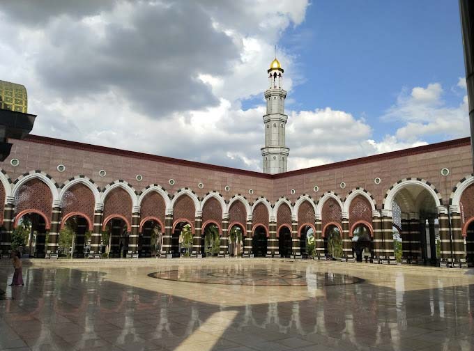 Arsitektur Masjid Kubah Emas Depok