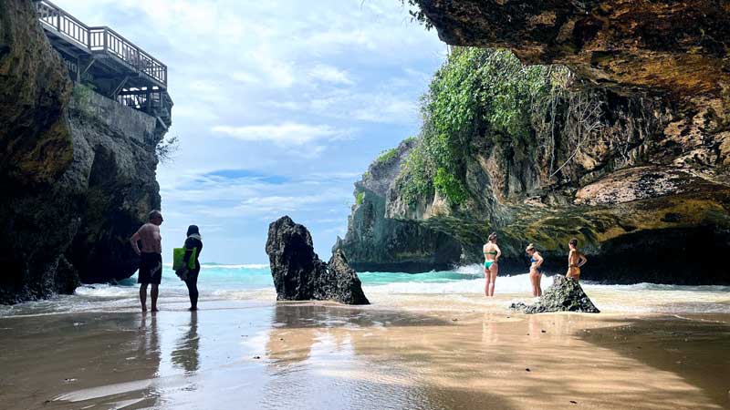 Pantai Suluban: Surga Tersembunyi di Bali