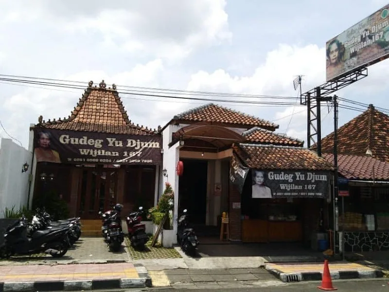 Gudeg Terdekat Yang Enak Murah: Gudeg Krecek & Gudeg Mercon Gudeg Yu Djum jpg Gudeg Yu Djum