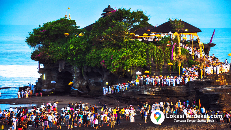 Upacara Keagamaan di Tanah Lot